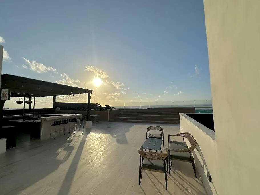 Pool View Condo / Rooftop Pool, Jacuzzi, Gym & Bar contacts